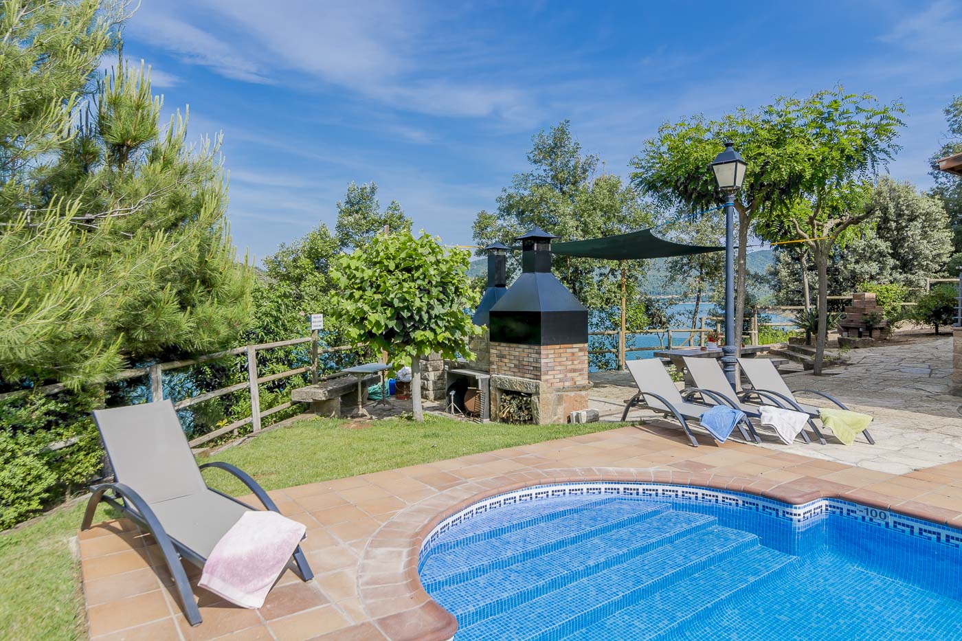 La piscina está filtrada con sal